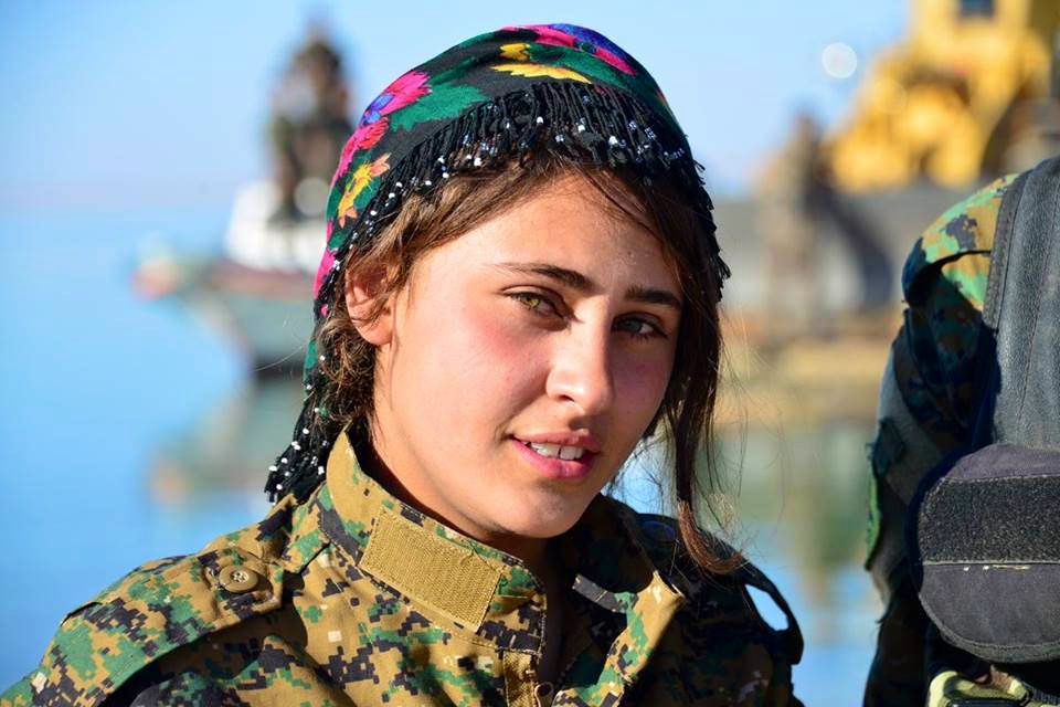 Bir kadın olarak YPG/YPJ ve PKK gibi oluşumlara küfür ediyorsanız kallavi gerzek bir ataerkil yapı aşığısınız demektir. Hiç cinsiyet eşitliği feminizm falan anlatmayın. Anaerkil toplum yapısı ve üst düzey feminizmin merkezi Rojava’dır, Jinwar’dır. 
#DefendRojava #DefendKurdistan