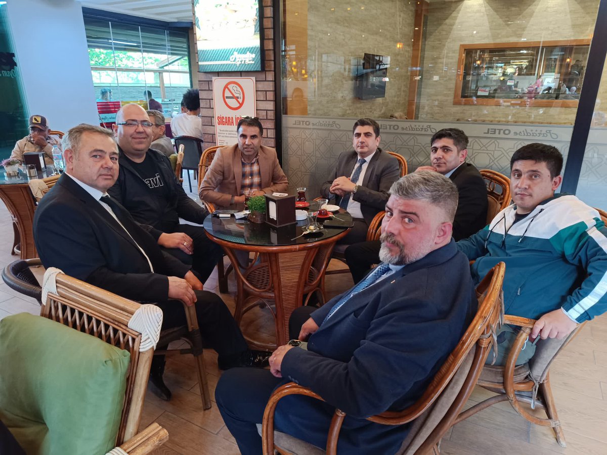 Öğretmenlerimizin Eş tayin grubu mağdurları #erzincan sorumlusu Sn. Mehmet Yıldırım’la aile birliğinin sağlanması konularında bilgi alış verişinde bulunduk.

Sana Söz, Kadroya geçen sözleşmeli kamu personellerinin tüm özlük hakları iade edilecek ve eş aile birliği sağlanacaktır.