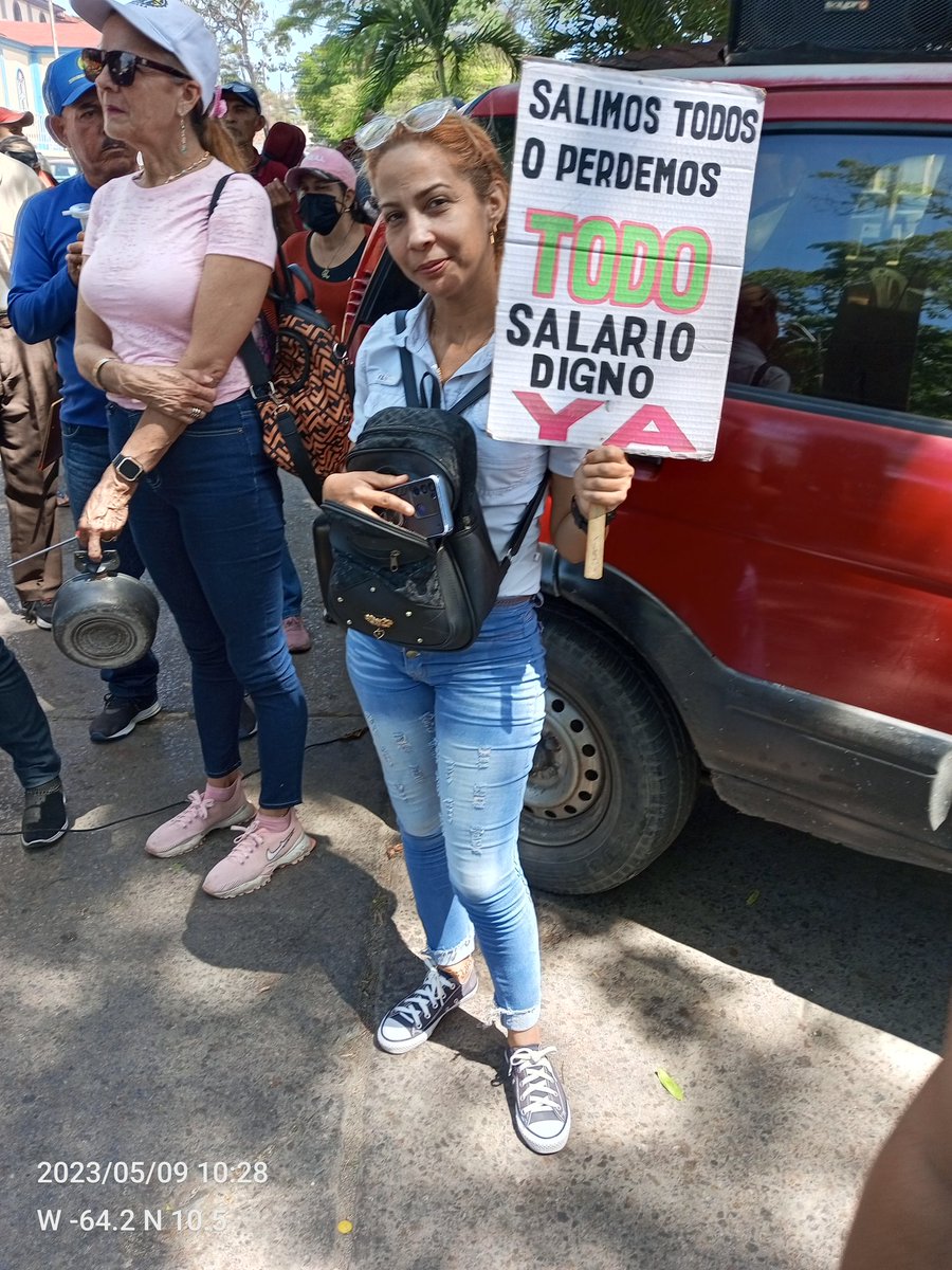 sinvemacumana's tweet photo. #9deMayo .El magisterio continúa en la lucha por sus derechos vulnerados . https://t.co/9NLCZgeyZ6
