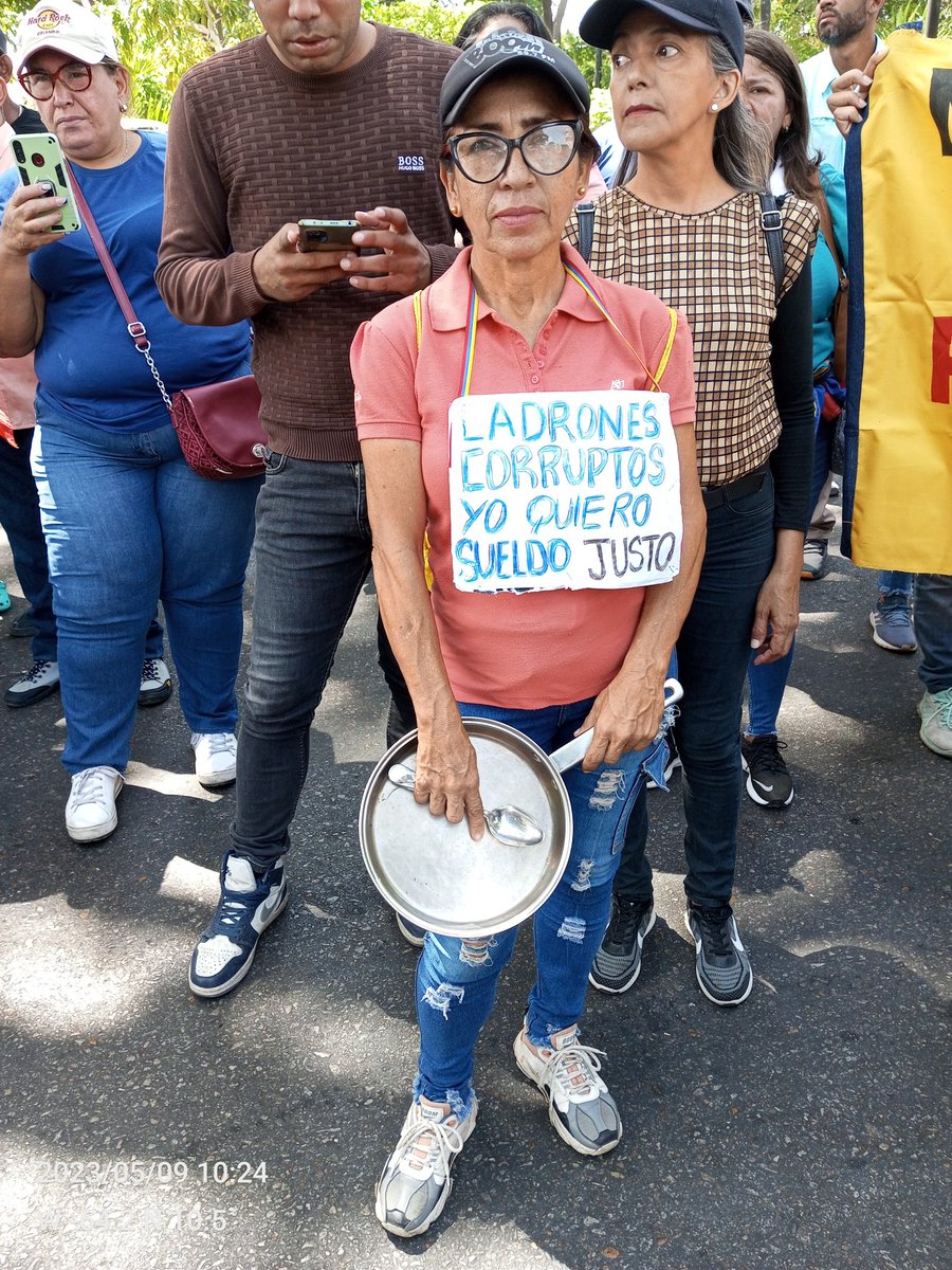 sinvemacumana's tweet photo. #9deMayo .El magisterio continúa en la lucha por sus derechos vulnerados . https://t.co/9NLCZgeyZ6