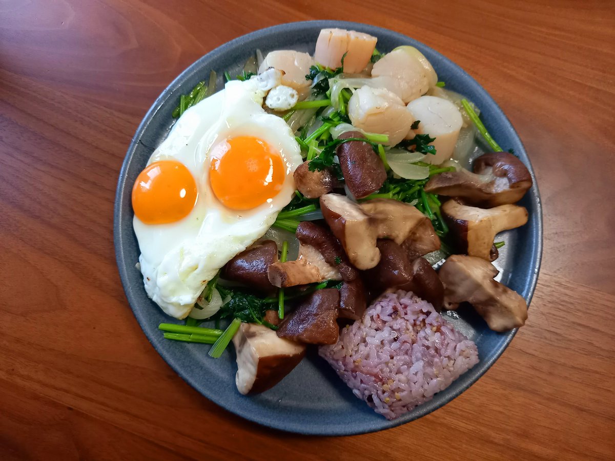 🌸水曜日の朝ごはん🌸 新潟で購入した【天恵茹(てんけいこ)】という巨大な椎茸。 オリーブオイルでソテーして塩ちょっとずつふって食べました。 味が濃くてめちゃめちゃ美味い!