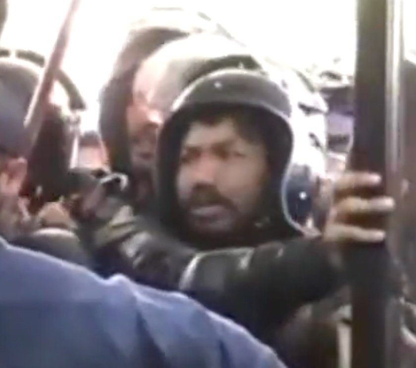 کوئ تو جانتا ہوگا اسے۔
اس کی تصویر شئیر کریں تاکہ پتہ تو چلے کہ یہ بندہ رینجرز میں نوکری کرتا ہے یا کمانڈو ہے
#عمران_خان_ہماری_ریڈ_لائن 
#عمران_خان_کی_جان_کو_خطرہ