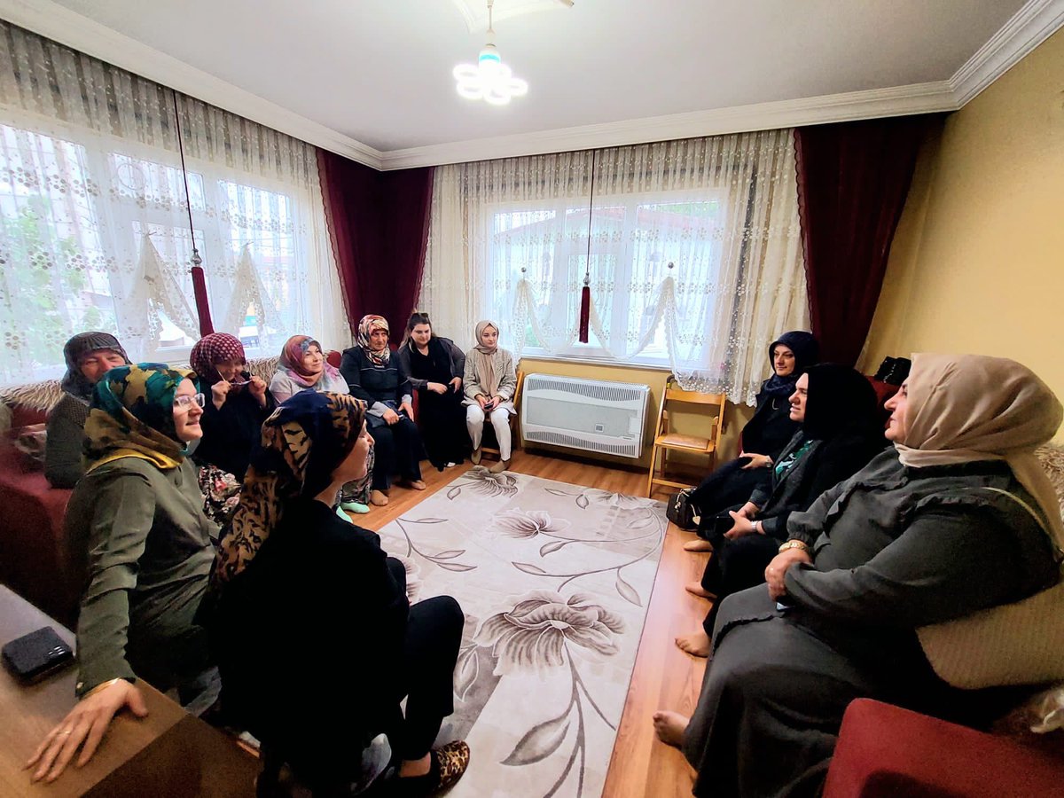 ArtutGulay's tweet photo. 📌DİLOVASI
📌Çerkeşli Mahallesi 

İlçe Başkanımızın eşi Elif Yıldırım ve İlçe teşkilat yöneticilerimiz ile birlikte Türkan Kürtoğlu  hanımı ziyaret ettik. Misafirperverliklerinden dolayı çok teşekkür ederiz…

#türkiyeyüzyılı🇹🇷 
#durmakyokyoladevam 
#doğruadımlarlayoladevam🇹🇷 https://t.co/IPplojB1WZ