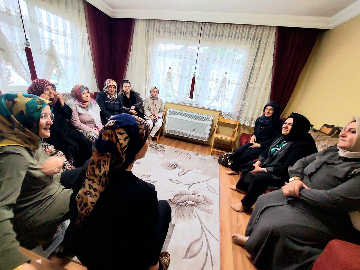 ArtutGulay's tweet photo. 📌DİLOVASI
📌Çerkeşli Mahallesi 

İlçe Başkanımızın eşi Elif Yıldırım ve İlçe teşkilat yöneticilerimiz ile birlikte Türkan Kürtoğlu  hanımı ziyaret ettik. Misafirperverliklerinden dolayı çok teşekkür ederiz…

#türkiyeyüzyılı🇹🇷 
#durmakyokyoladevam 
#doğruadımlarlayoladevam🇹🇷 https://t.co/IPplojB1WZ