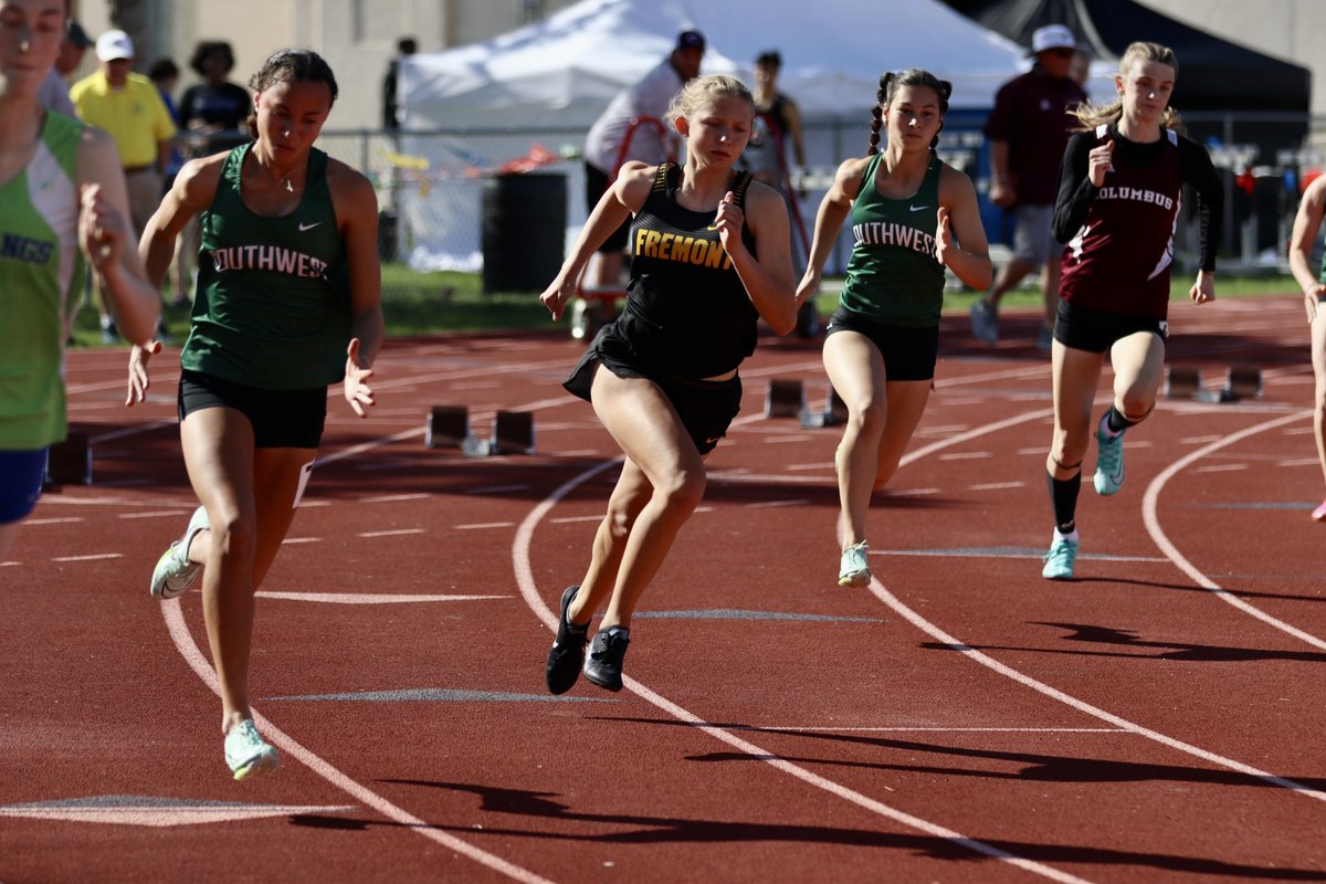 RandySpeer_FT's tweet photo. Sydney Glause is going to state in the 200m, taking third in the tightly contest finals. https://t.co/qvXQaxXfLV