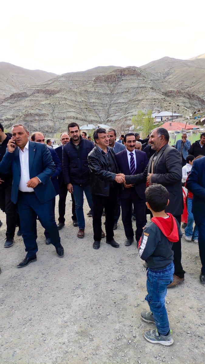 K_Turkmenoglu_V's tweet photo. 💙 Başkale  Mahalllerinde hemşehrilerimizle

İl kadın kolları başkanımız. @havvaduran65  ve yönetimi Başkale ilçe başkanımız @MugdatSarihan ve yönetimi ile sahada çalışmaya devam 
  
14 Mayıs’ta, Allah'ın izni ve Milletimizin desteğiyle Cumhurbaşkanımız Recep Tayyip Erdoğan yeniden Cumhurbaşkanı seçilecek ve #TürkiyeYüzyılı'na emin adımlarla yürüyeceğiz. 

Allah'ın izniyle 14 Mayıs’ta #TürkiyeYüzyılı'na hep birlikte yürüyeceğiz.

Teşekkürler Başkale!

#DoğrusuAkParti