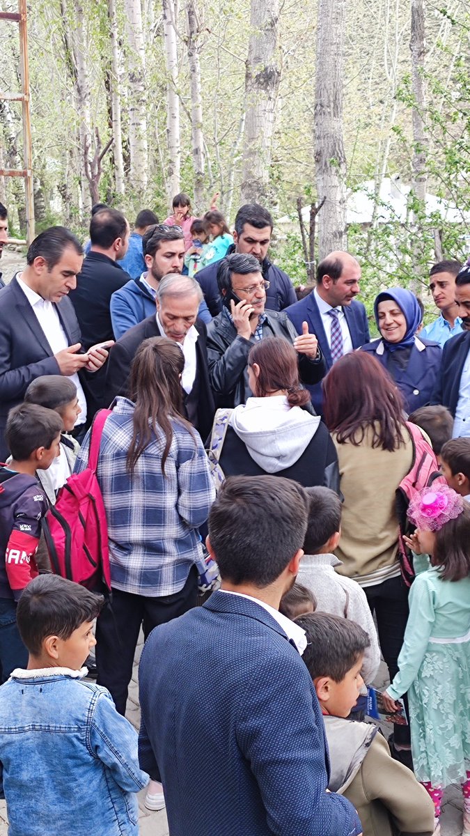 K_Turkmenoglu_V's tweet photo. 💙 Başkale  Mahalllerinde hemşehrilerimizle

İl kadın kolları başkanımız. @havvaduran65  ve yönetimi Başkale ilçe başkanımız @MugdatSarihan ve yönetimi ile sahada çalışmaya devam 
  
14 Mayıs’ta, Allah'ın izni ve Milletimizin desteğiyle Cumhurbaşkanımız Recep Tayyip Erdoğan yeniden Cumhurbaşkanı seçilecek ve #TürkiyeYüzyılı'na emin adımlarla yürüyeceğiz. 

Allah'ın izniyle 14 Mayıs’ta #TürkiyeYüzyılı'na hep birlikte yürüyeceğiz.

Teşekkürler Başkale!

#DoğrusuAkParti