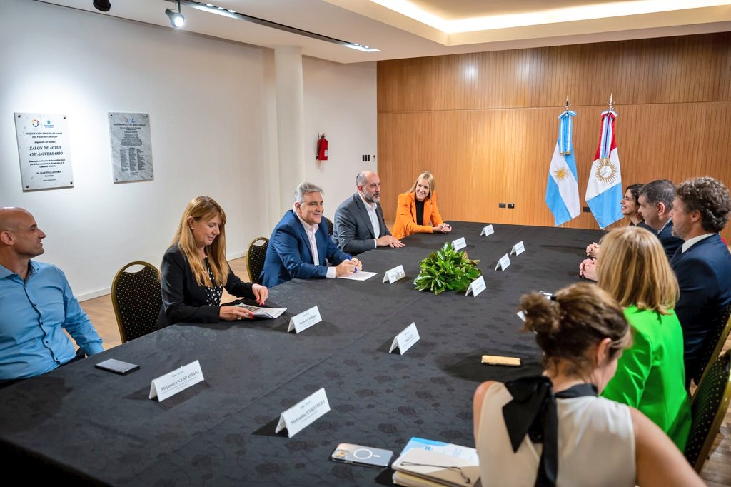 PNUDArgentina's tweet photo. @MuniCba fomenta la digitalización y modernización para una mayor transparencia y agilidad municipal, con el objetivo de tener una atenta, rápida y amigable relación con el vecino; potenciando el talento humano del municipio y haciendo más eficiente el gasto público. #ODS16 https://t.co/cI8AVN2r8H