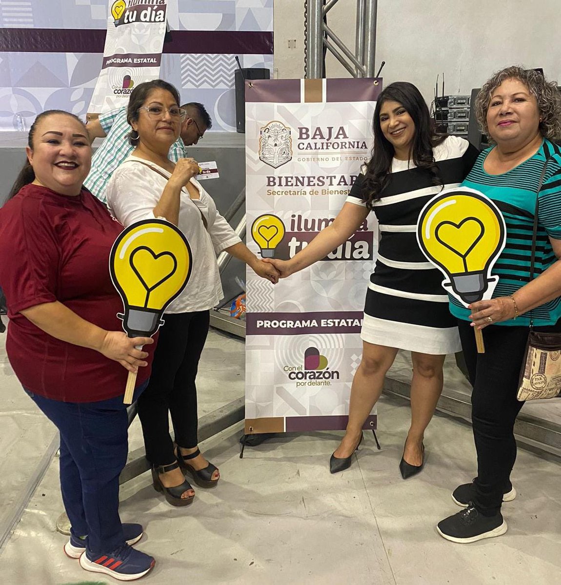 YesseniaOlua's tweet photo. Esta mañana, con mucho gusto acompañe a nuestra Gobernadora @MarinadelPilar a la entrega de la tarjeta #iluminatudía. 
Cada tarjeta con un valor de 1,400.00 pesos.
#conelcorazonpordelante 
Gracias Gobernadora 🫶☺️ https://t.co/ArD1t8RRHg