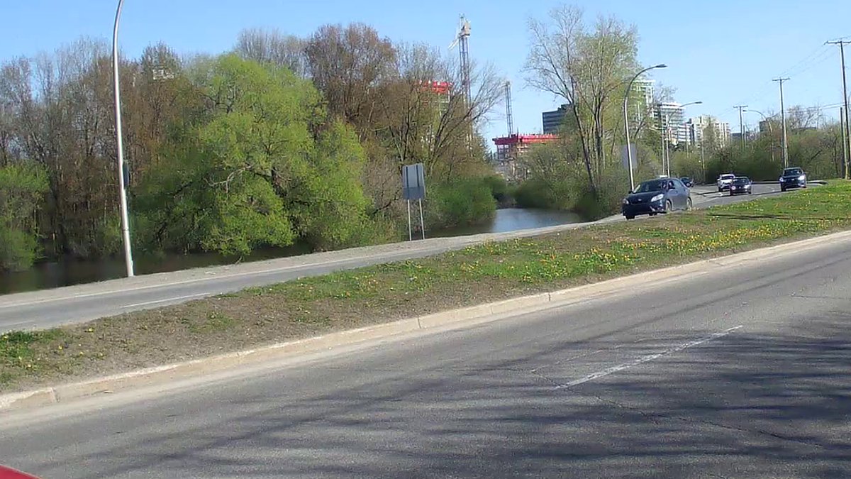 JagVillani's tweet image. Why are so few (pic 1) riding their #ottbike / #velogat between Hull and Gatineau on such a nice day? Well, because the Voyageurs MUP is flooded in 3 places (pic 2) and there is no temporary lane on Fournier, leading to drivers bearing down on you at the highway on-ramps (pic 3).