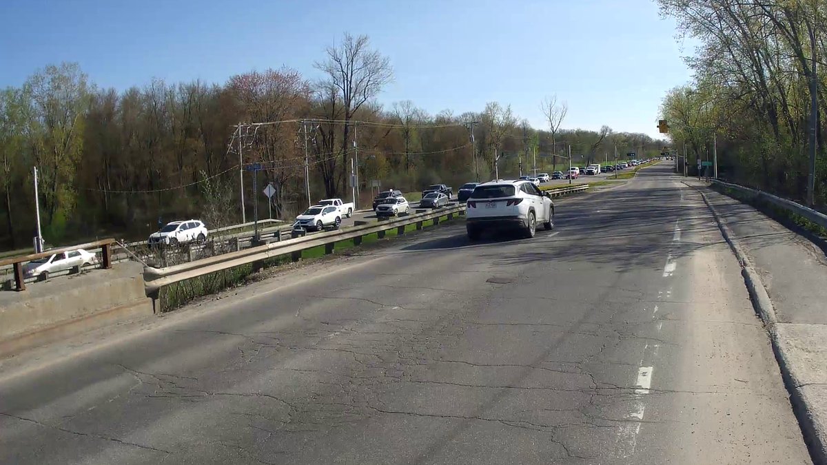 JagVillani's tweet image. Why are so few (pic 1) riding their #ottbike / #velogat between Hull and Gatineau on such a nice day? Well, because the Voyageurs MUP is flooded in 3 places (pic 2) and there is no temporary lane on Fournier, leading to drivers bearing down on you at the highway on-ramps (pic 3).