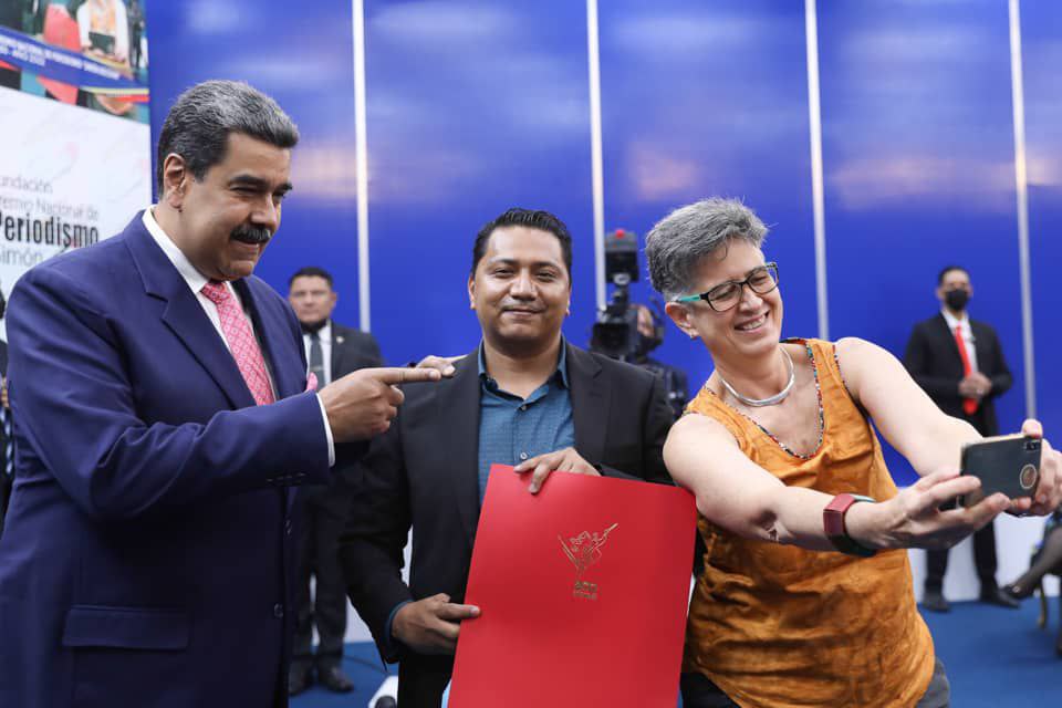 sbolivarpremio's tweet photo. Conoce las categorías del Premio Nacional de Periodismo Simón Bolívar 2023 👇 

📌 Impreso.
📌 Radio.
📌 Televisión.
📌 Digital.
📌 Comunitario y Alternativo.
📌 Imagen Gráfica.
📌 Opinión.
📌 Docencia e Investigación.
📌 Periodismo Cultural.

#18mayo https://t.co/rADzZLVHN6