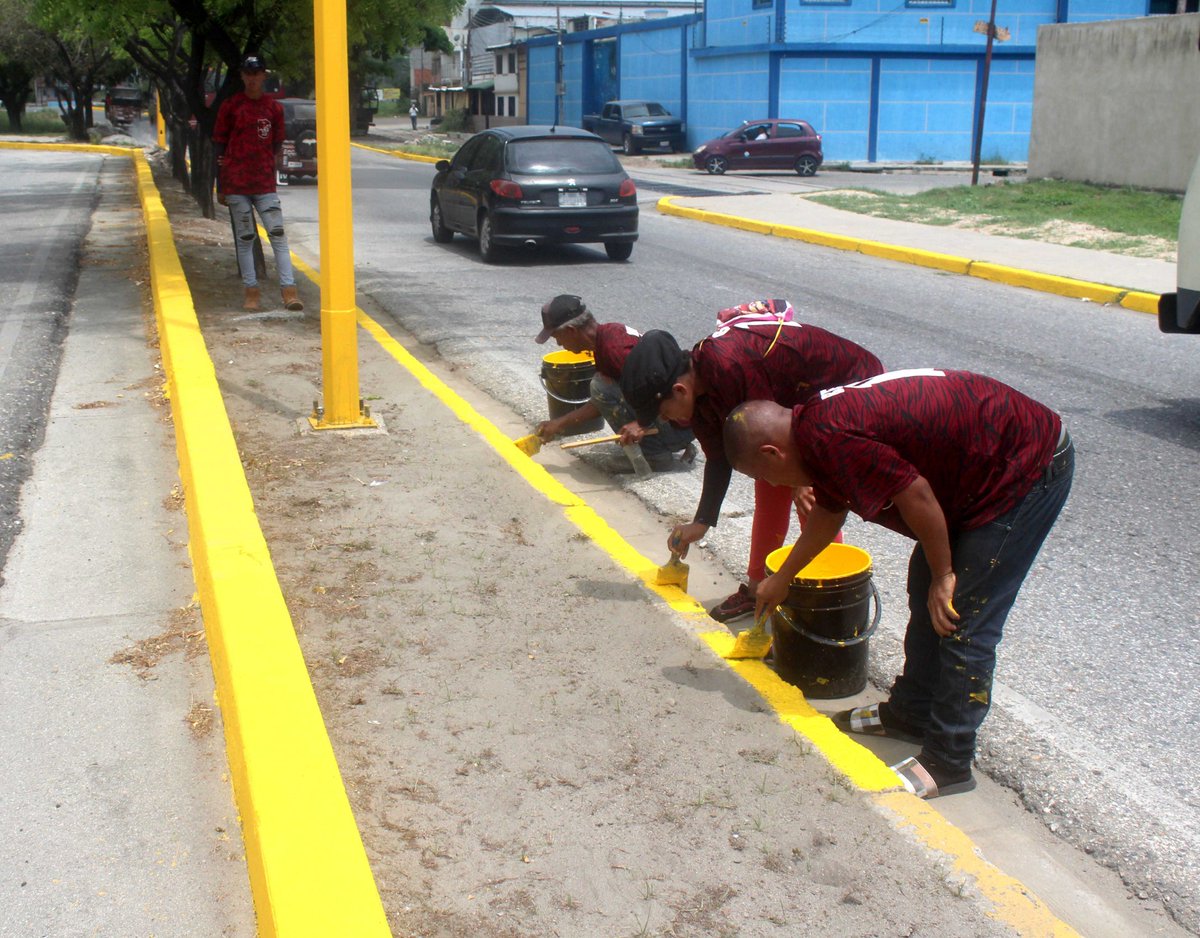 La Alcaldía Socialista de Puerto Cabello #avanza con la pintura de brocales en la Av. Alí Lebrum. Hoy #09Mayo las labores se mantuvieron activas frente a al Liceo Miguel Peña, trabajos que forman parte de las mejoras que se desarrollan en esta avenida. #ConMaduroMásCerca