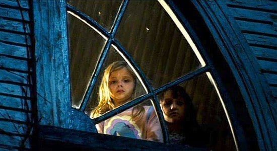 cronopiatw's tweet photo. Se dice que los niños son los más perceptivos a la hora de notar cuando hay un ente o actividad paranormal. Es más se cree que muchos de los amigos imaginarios eran, en realidad, fantasmas. Hoy les traigo: 

“Frases dichas por niños que dan MIEDO”. ABRO HILO🧵: https://t.co/3ubZGpFthU