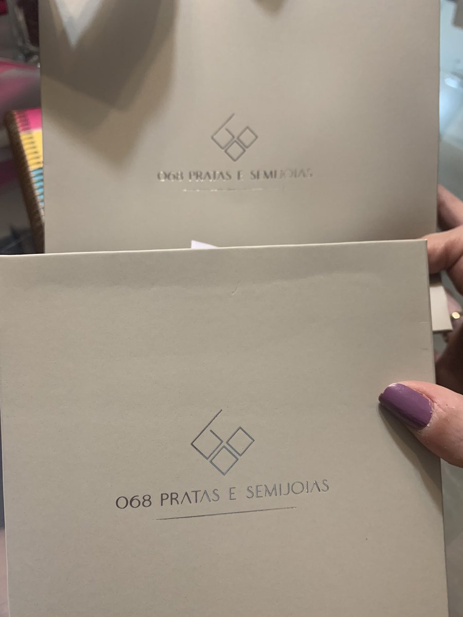 iaranena's tweet photo. Encantada com a sacola e a nova embalagem da @068pratas amei esse presentinho que ganhei antecipado hoje. 😍😍😍🎁 https://t.co/INzgss1nAE