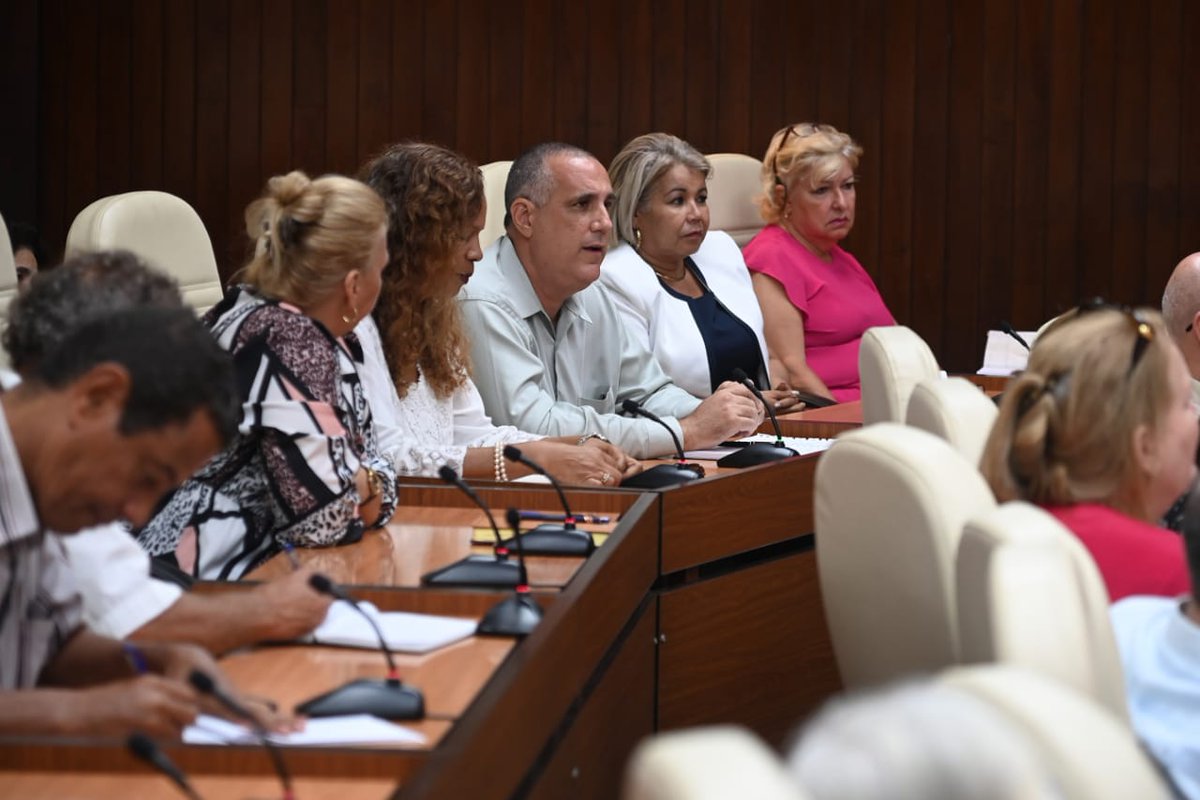 Hoy analizamos con expertos de <a href="/MINSAPCuba/">Ministerio de Salud Pública de Cuba</a> la actualización del Programa del Médico y Enfermera de la Familia, la mayor innovación en Salud impulsada por Fidel. Más reconocimiento, más atención, menos burocratismo, con quienes son la piedra angular de nuestro sistema de Salud.