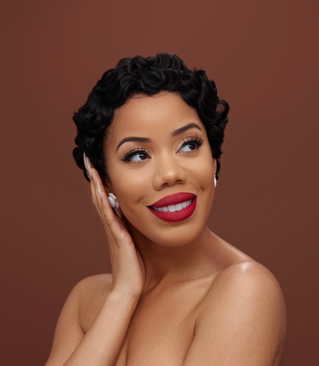 H A I R V O L U T I O N - a celebration of the evolution of black hair,  paired with sounds of Eve Gene. Today we celebrate black women who have been serving beauty since the 1930s. 💐What era should we do next ? 
.
.
.
📸@69views