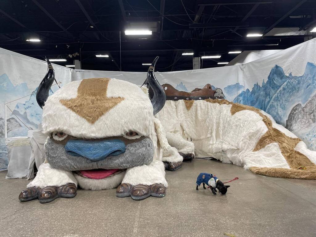 RealKevinSpicy's tweet photo. I went to con last weekend that had nothing to do with Magic, but I did meet Cortana and Master Chief from Halo as well as Wesley from the Princess Bride and @davedormanartist !! Got some cards signed, and delicious BBQ. 

Anyway I’m building Rivendell o… https://t.co/xvX26y3juA https://t.co/PGxbmlEiGS