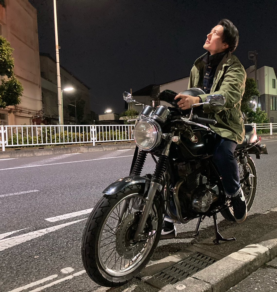 TomoyaWarabino's tweet photo. 日付が変わった時の自分。
夜はまだ冷える。
小ぶりな相棒はまだ元気に走ってくれる。
#honda
#GB250クラブマン
#単気筒
#DOHC
#RFVC
#蕨野友也 https://t.co/WDx7LSNoB9