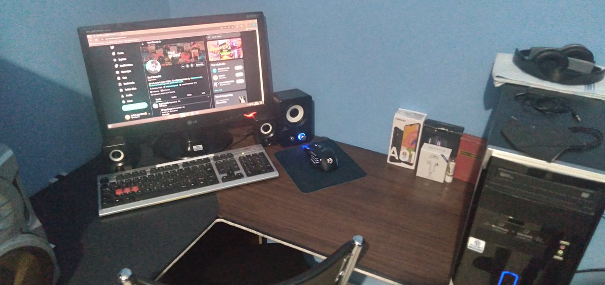 Rodigo54's tweet photo. @grossirod #RodMegaMaio 
Ta ai :) o quarto é meio pequeno mas coube a mesa pelo menos kk https://t.co/peOWVGWfC8