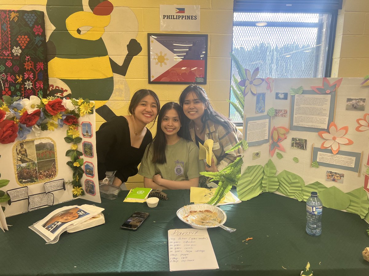 Simonds_HS's tweet photo. It was a night to remember. Thank you to our community for supporting our first ever #MulticulturalFair 👏🌎💚💛 https://t.co/6njNF9B1iN