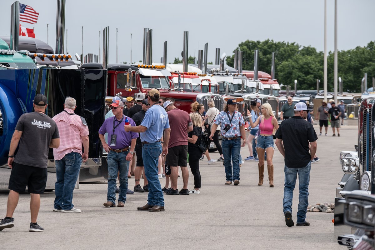 PeterbiltMotors's tweet photo. Energy is high here at the Texas Motor Speedway, just in time for our LEGENDARY reveal. You can join in on the fun by tuning into our live stream @ 7:30 pm CT (8:30 ET).
https://t.co/KdSnlNF7R2
#PeterbiltPride #LegendaryPeterbilt https://t.co/bn3XBJKC6R