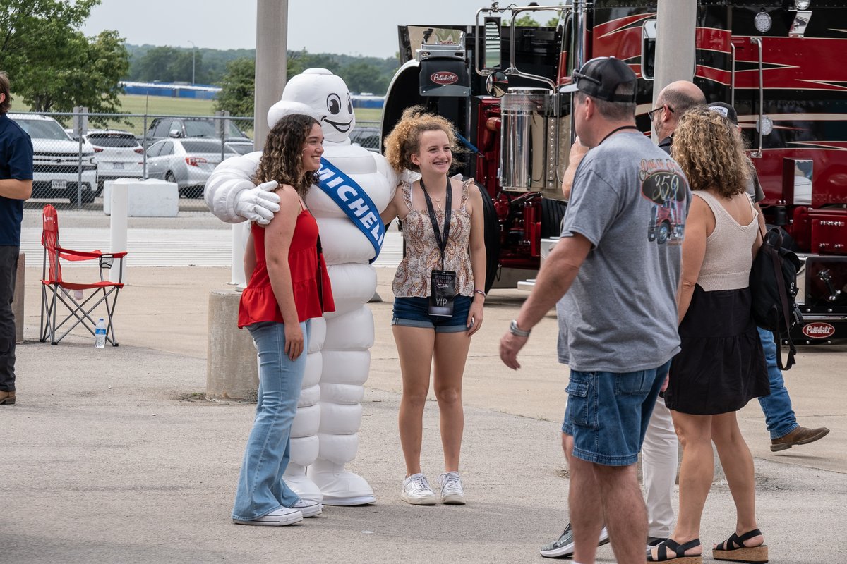 PeterbiltMotors's tweet photo. Energy is high here at the Texas Motor Speedway, just in time for our LEGENDARY reveal. You can join in on the fun by tuning into our live stream @ 7:30 pm CT (8:30 ET).
https://t.co/KdSnlNF7R2
#PeterbiltPride #LegendaryPeterbilt https://t.co/bn3XBJKC6R
