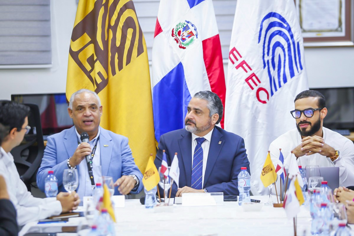 En estos momentos, el miembro titular del #PlenoJCE, <a href="/samirchamiisa/">Samir Chami Isa</a>, participa en nuestra sede Central, del conversatorio titulado "Las novedades y modificaciones de la nueva Ley 20-23 Orgánica del Régimen Electoral", dirigido a una delegación de jóvenes de <a href="/GlobalShapersSD/">Global Shapers SD</a>.⬇️