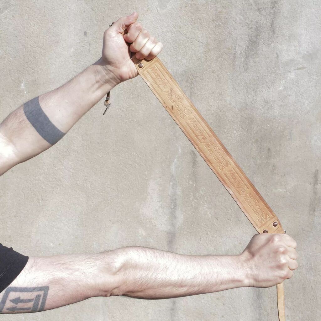 Strap on. 

#mamiya #mediumformat #120mm instagr.am/p/CsCjipaOo3k/