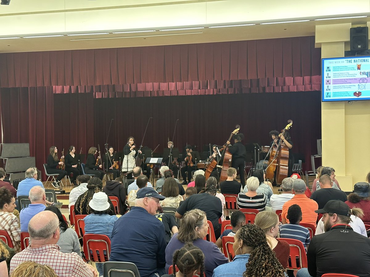 EarlyCollege_AP's tweet photo. What a great night so far at the ECMS Spring Arts Night!! #BulldogPride https://t.co/U7bOoAZuzd