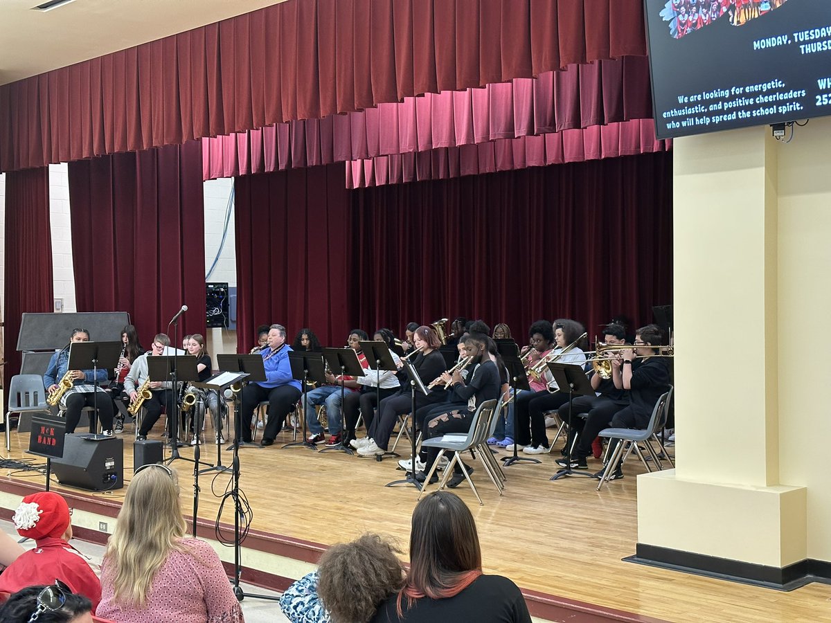 EarlyCollege_AP's tweet photo. What a great night so far at the ECMS Spring Arts Night!! #BulldogPride https://t.co/U7bOoAZuzd