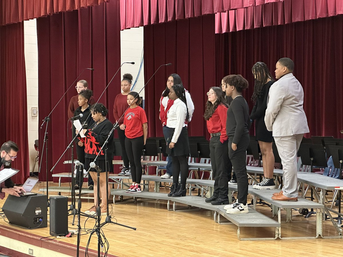 EarlyCollege_AP's tweet photo. What a great night so far at the ECMS Spring Arts Night!! #BulldogPride https://t.co/U7bOoAZuzd
