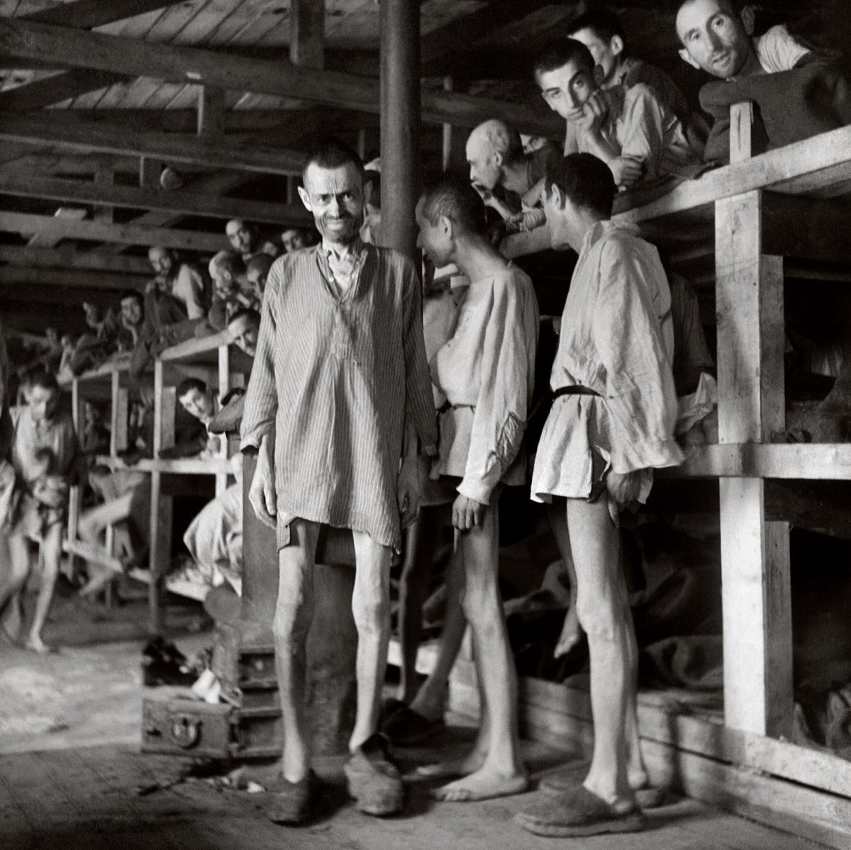 hoje_no's tweet photo. Essa relativização de um dos regimes mais terríveis e sanguinários da história é um desrespeito terrível à memória das milhões de vítimas que foram perseguidas e mortas pelo nazismo. Uma empresa pedir p/cidadãos consultarem os seus parlamentares sobre um projeto de lei “não é nazismo”, isto é que é nazismo: