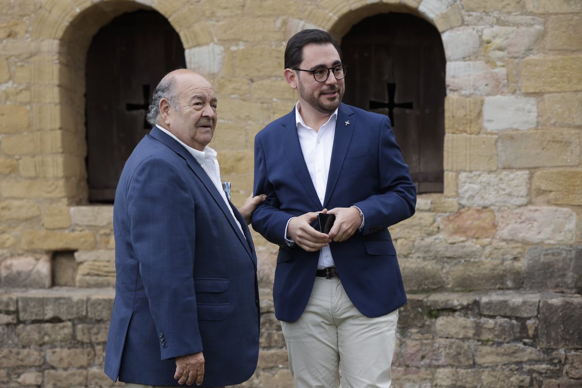 Hoy <a href="/AdrianPumares/">Adrián Pumares</a> presentó en Santa María del Naranco su candidatura a la Junta General del Principado y yo no puedo estar más orgulloso de formar parte de un equipo de personas tan extraordinarias. Asturias, lo primero 💙💛