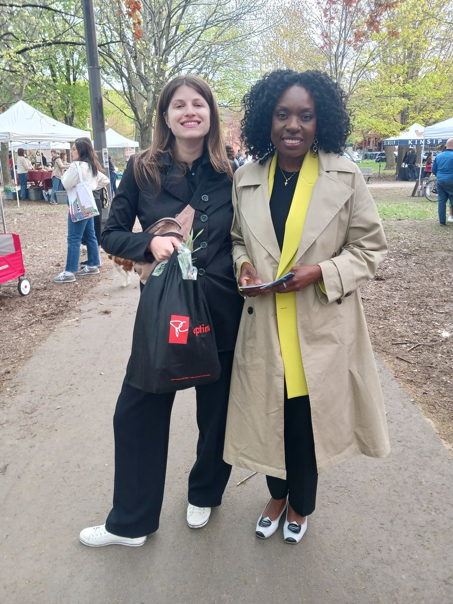 Thank you @MitzieHunter for visiting my happy place Trinity Bellwoods farmers market!

We had such good conversations with residents who were thrilled to hear Mitzie's housing plan. 

Also, I got amazing spring produce!

#TOpoli #SpaFy