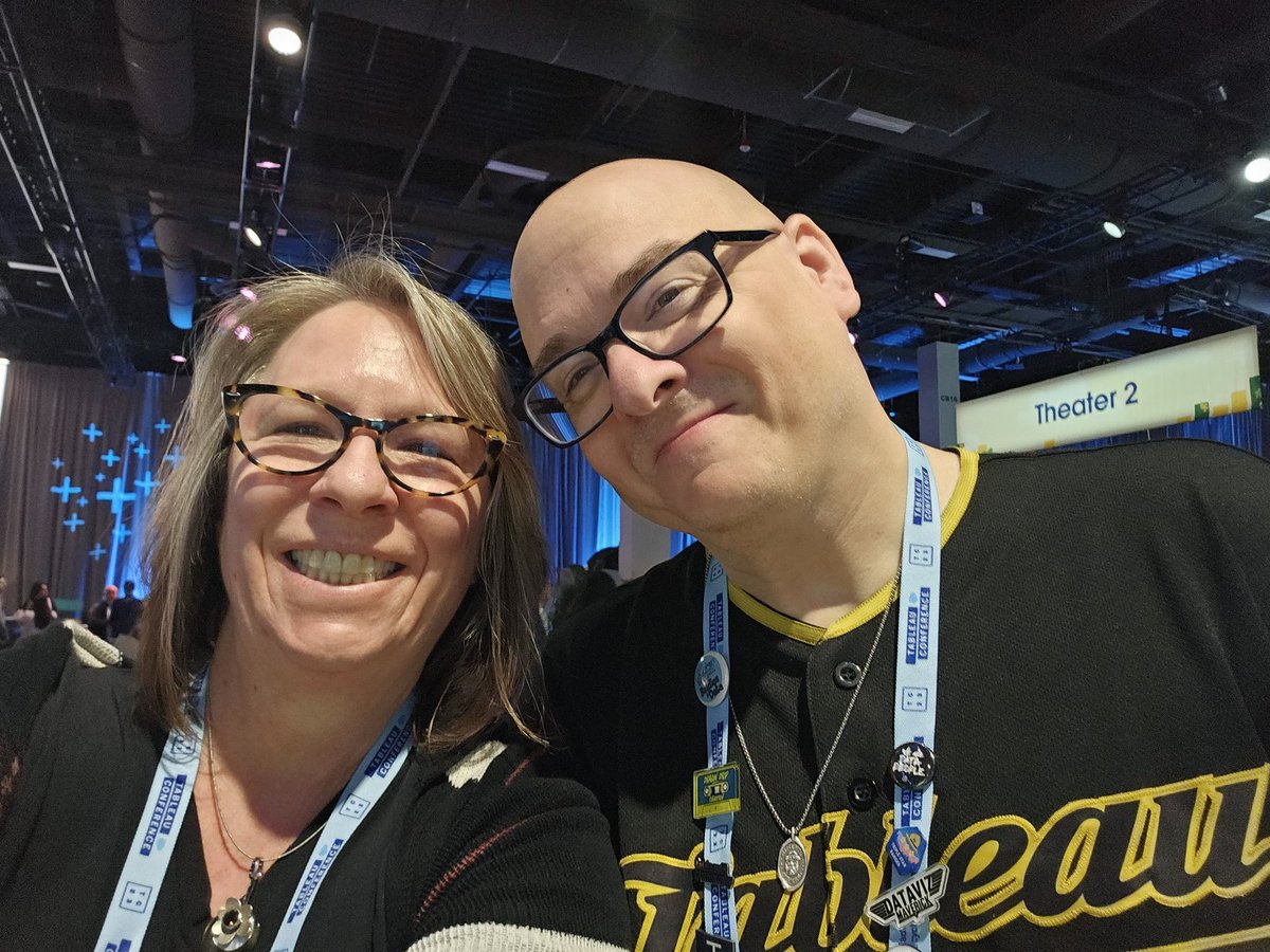 It isn't a proper #tc without a selfie and hug from @MarkBradbourne #data23 #datafam