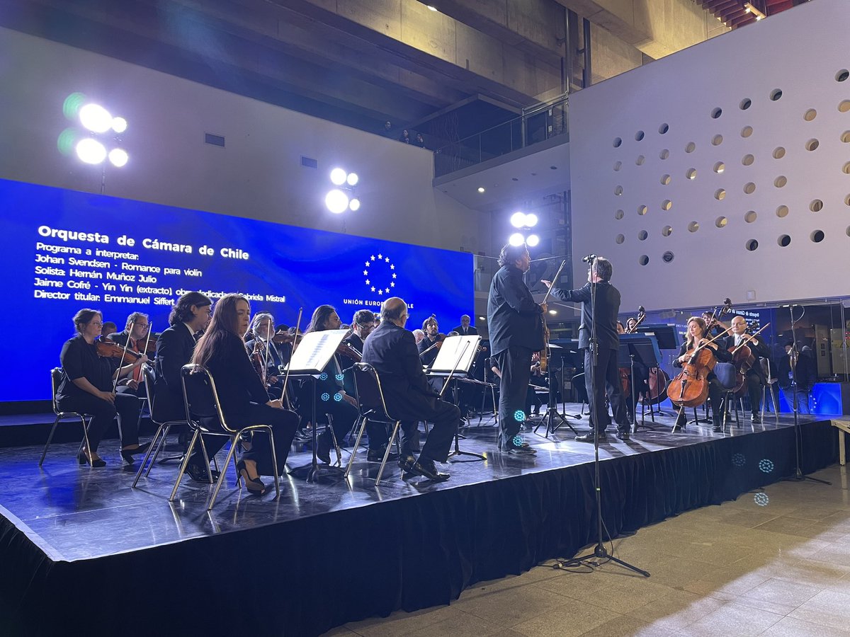 UEenChile's tweet photo. La Delegación de la Unión Europea y sus Estados miembros en Chile hoy celebramos el #DíaDeEuropa en el @CCPLM
 
🎻Para dar la bienvenida a este evento, la Orquesta de Cámara de Chile, dirigida por Emmanuel Siffertes, interpretó los himnos de la🇪🇺y🇨🇱
 
#EuropeDay2023 #Europa #OCCH https://t.co/Zsi5mWDW08