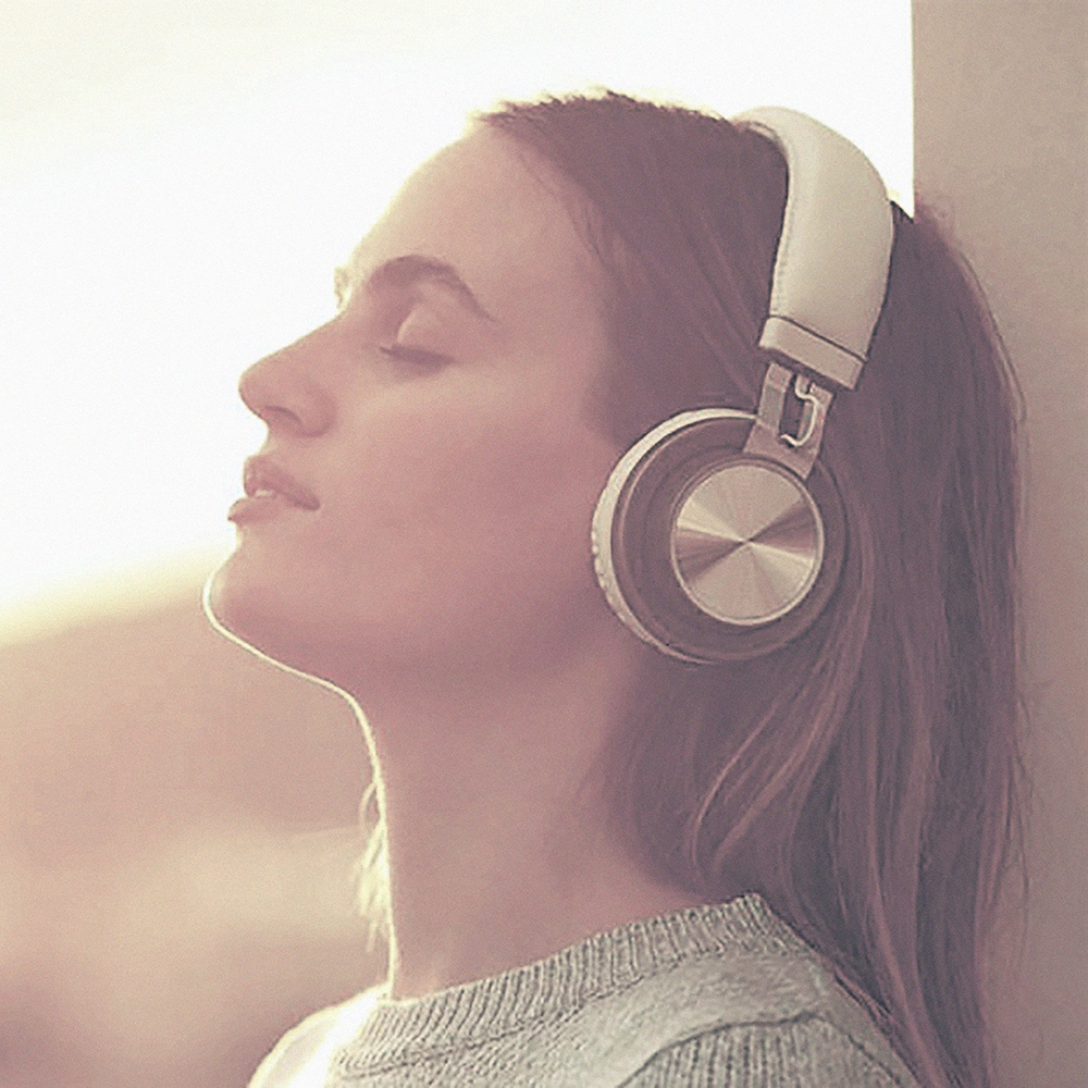 La música puede tener efectos positivos en la salud mental de diversas maneras. Estudios han demostrado que la música puede ayudar a reducir la ansiedad y el estrés, disminuir los síntomas de la depresión y mejorar el estado de ánimo general.