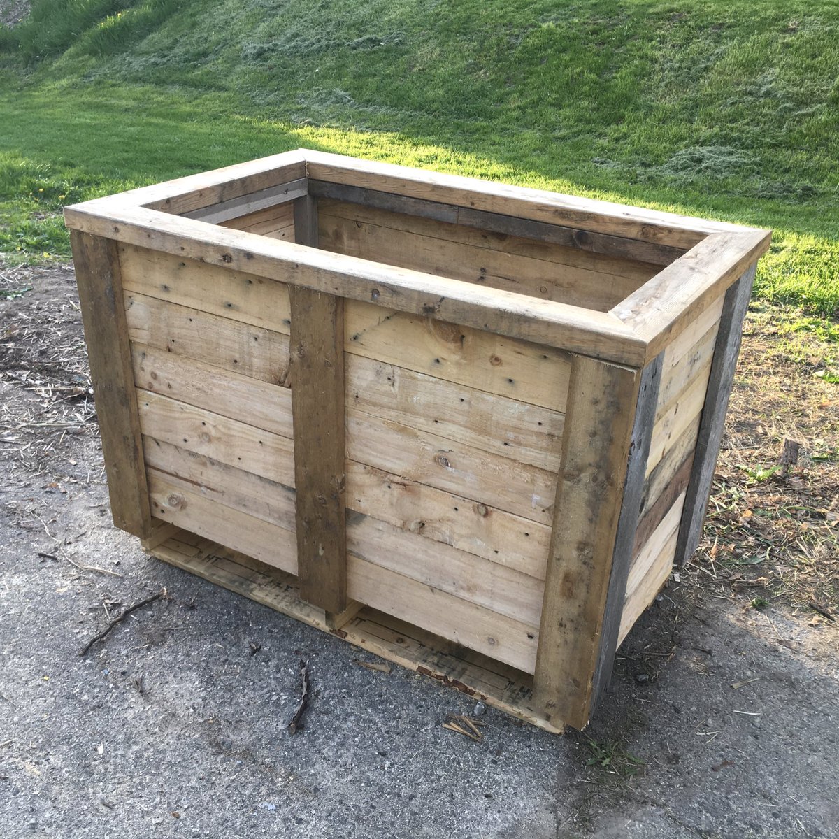 🚨 Community-Driven Urban Agriculture, a new mutual aid effort I’ve been working on quietly for a year is ready for you, KW! 🚨

Let’s grow food in public spaces!

Access + funding + reclaimed wood planter prototype ✅

Get involved, neighbours! Email communityfridgekw@gmail.com