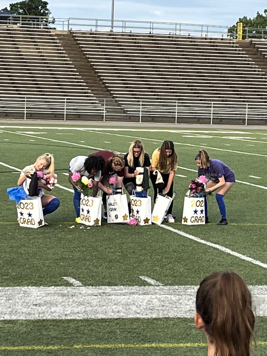 Coach_Em_Davis's tweet photo. @ecgathletics @ecghighschool We love our seniors! 💙🤍 https://t.co/m4dPpEptzf