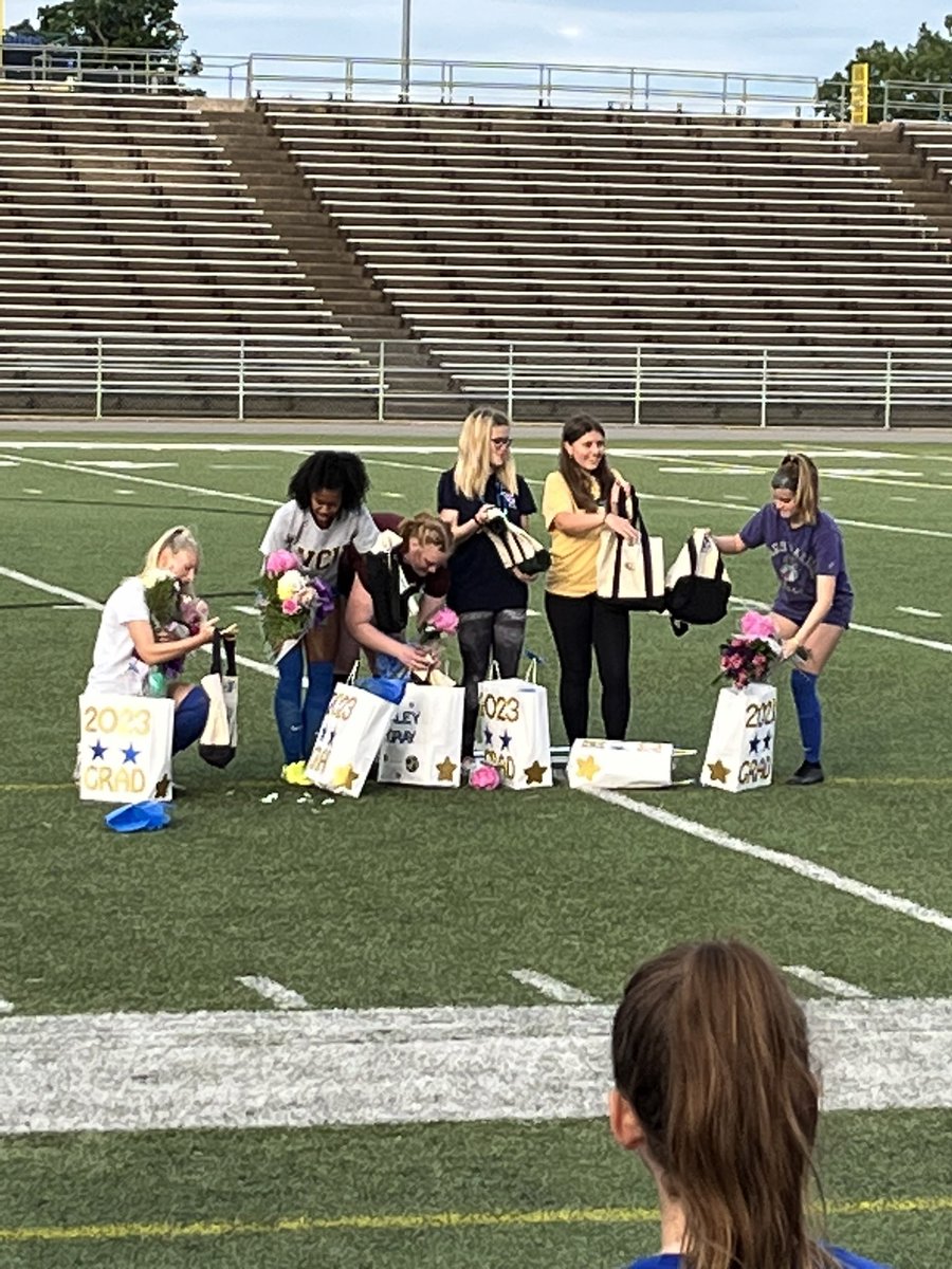 Coach_Em_Davis's tweet photo. @ecgathletics @ecghighschool We love our seniors! 💙🤍 https://t.co/m4dPpEptzf