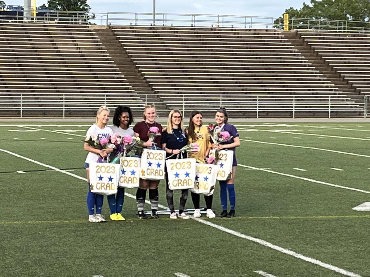 Coach_Em_Davis's tweet photo. @ecgathletics @ecghighschool We love our seniors! 💙🤍 https://t.co/m4dPpEptzf