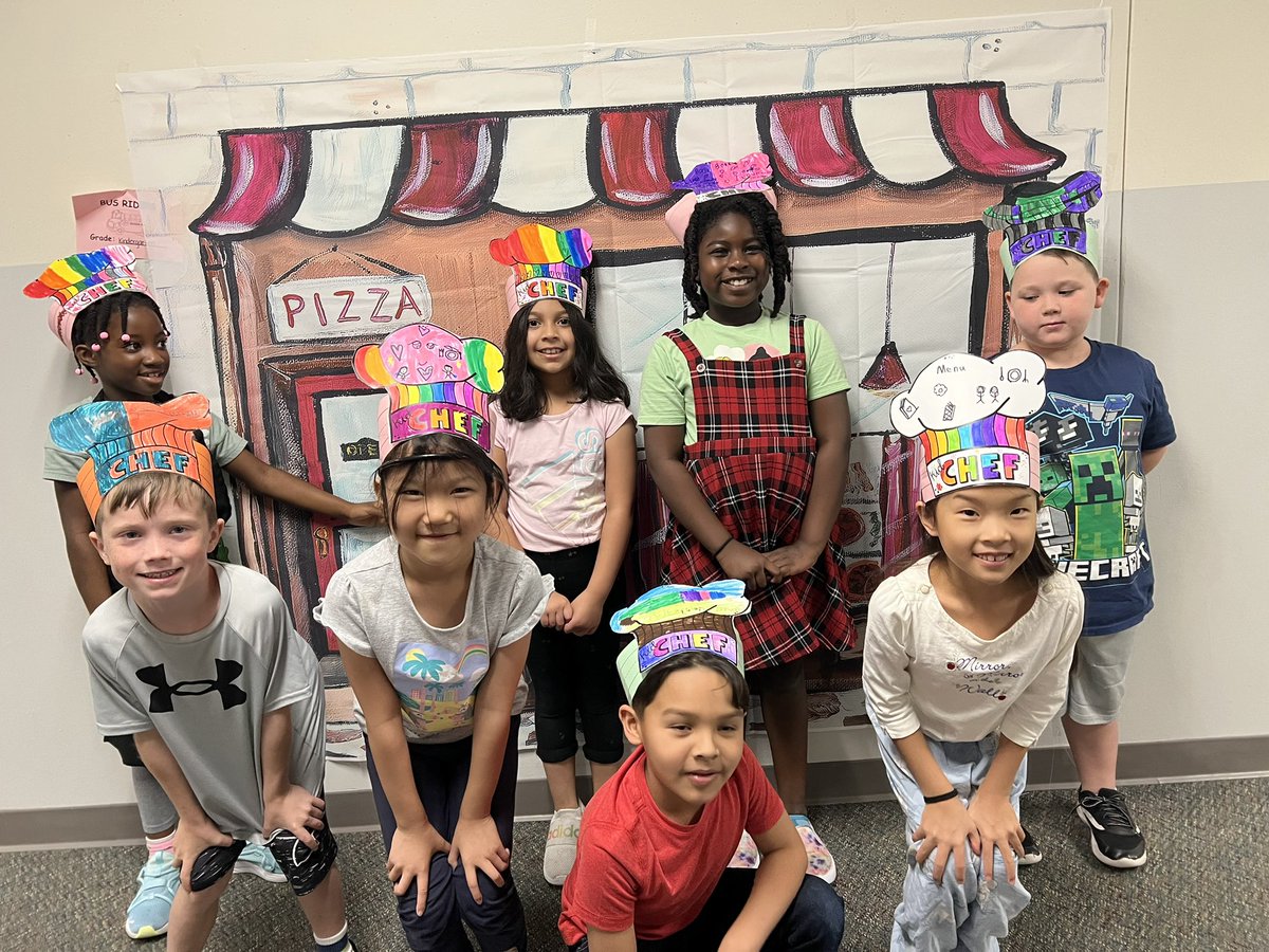 wojcikfaith's tweet photo. Our first grade Reading Cafe was a great success today! How precious to watch these hard-working readers pull out their books and read to their parents. #Hayes Hawks #HayesFirstGrade https://t.co/bsms9iu4aZ