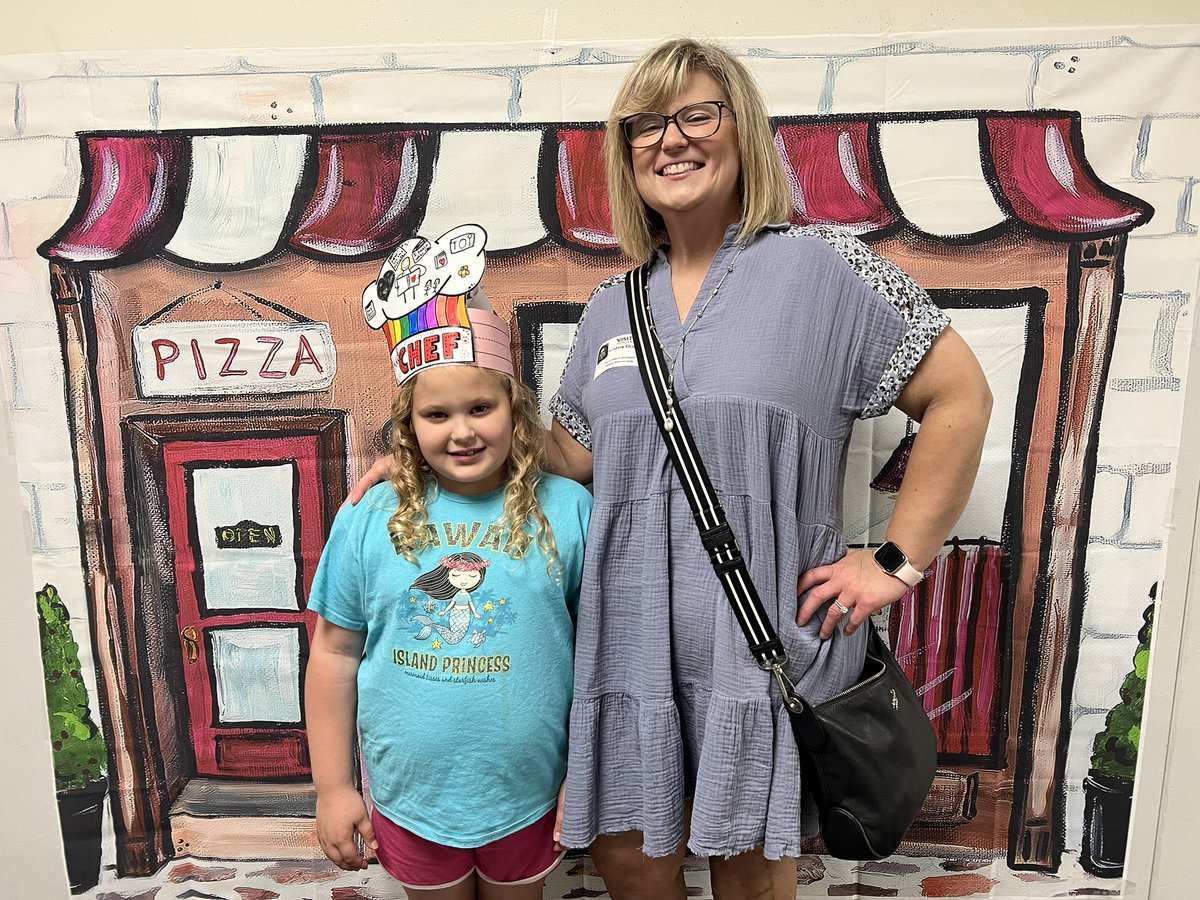 wojcikfaith's tweet photo. Our first grade Reading Cafe was a great success today! How precious to watch these hard-working readers pull out their books and read to their parents. #Hayes Hawks #HayesFirstGrade https://t.co/bsms9iu4aZ
