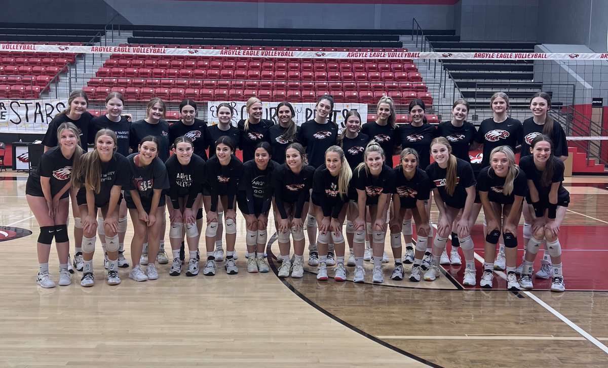 argyleeaglevb's tweet photo. This spring the goal was set to have every member in our program complete 3 community service hours. Collectively we have served 100+ hours within our community! So proud of the girls’ effort off the court to help and serve others. ❤️ #serveandreceive https://t.co/28Oo211O7U