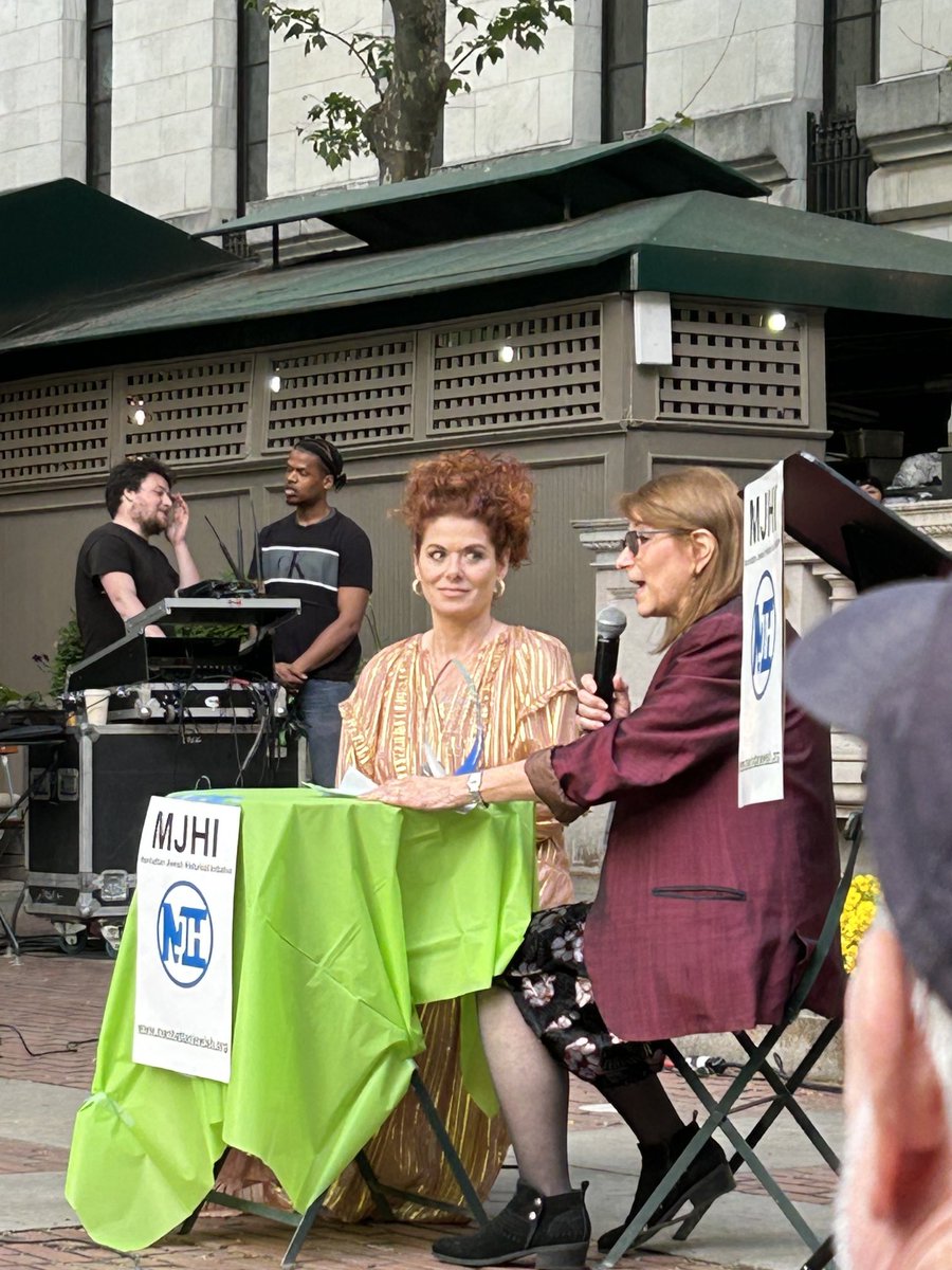 HalfPintPlanner's tweet photo. ⁦@nycjewishtours⁩ Director of Operations, Lori Weissman inducting Debra Messing in the ⁦@JewishManhattan⁩ Hall of Fame! https://t.co/BH25aFSDIR