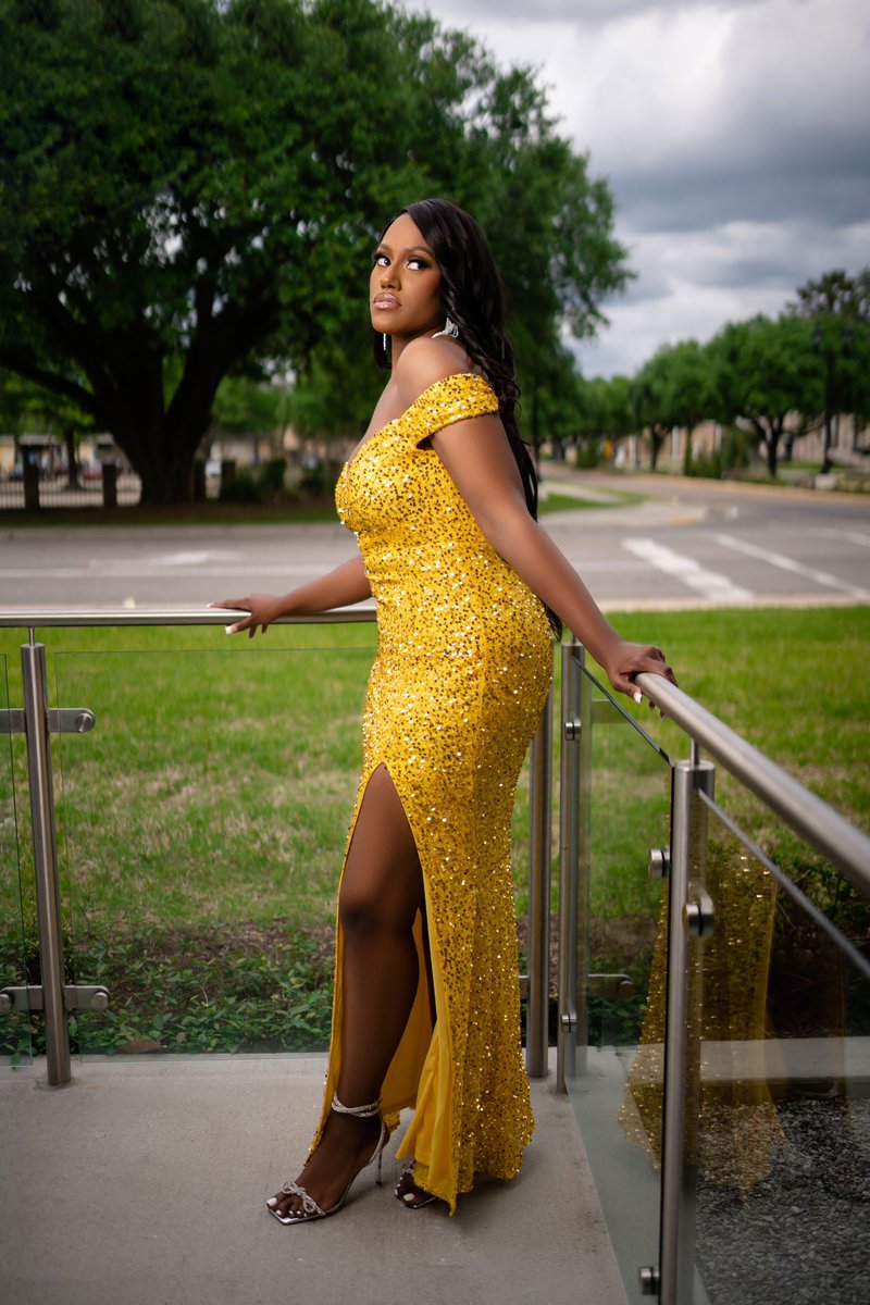 Killemkye's tweet image. A beautiful woman is a beautiful woman, but a beautiful woman with a brain is an absolutely lethal combination - Prabal Gurung