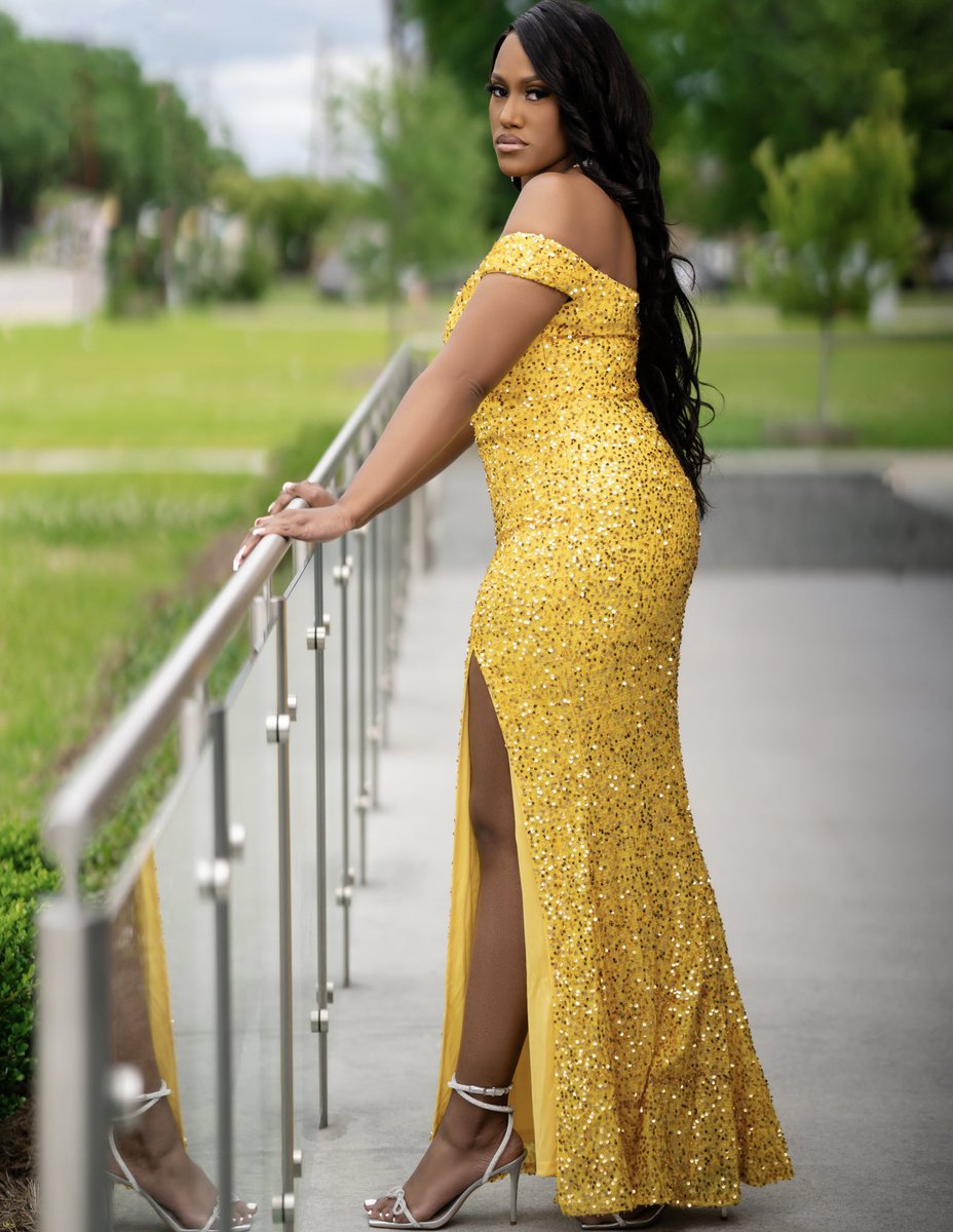 Killemkye's tweet image. A beautiful woman is a beautiful woman, but a beautiful woman with a brain is an absolutely lethal combination - Prabal Gurung