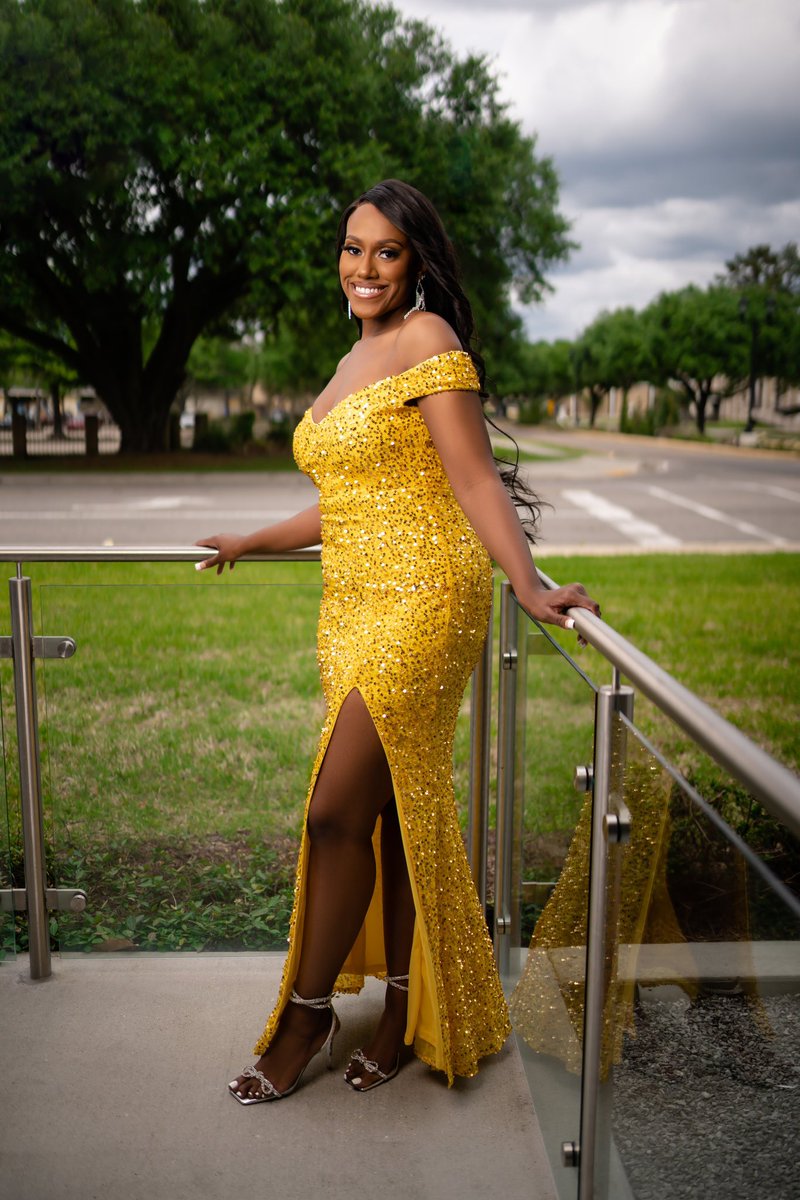 Killemkye's tweet image. A beautiful woman is a beautiful woman, but a beautiful woman with a brain is an absolutely lethal combination - Prabal Gurung