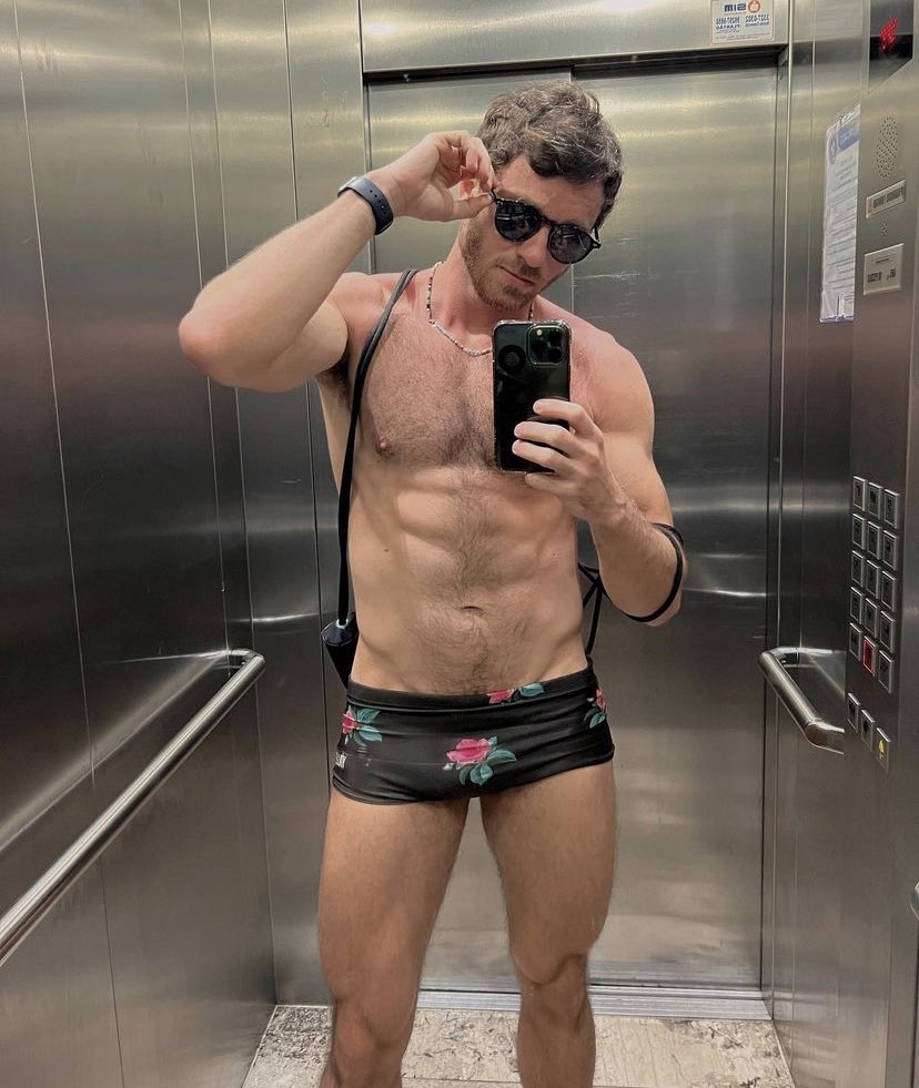 nanarude's tweet image. 🥵FAÇA SUA ESCOLHA: Estamos próximos do inverno, mas o ex #BBB22 Lucas Bissoli segue no clima de verão. O brother postou uma sequência de fotos de sunga e, caso vocês tenham conseguido se concentrar, eu gostaria de saber qual das três vocês mais gostaram, manas?